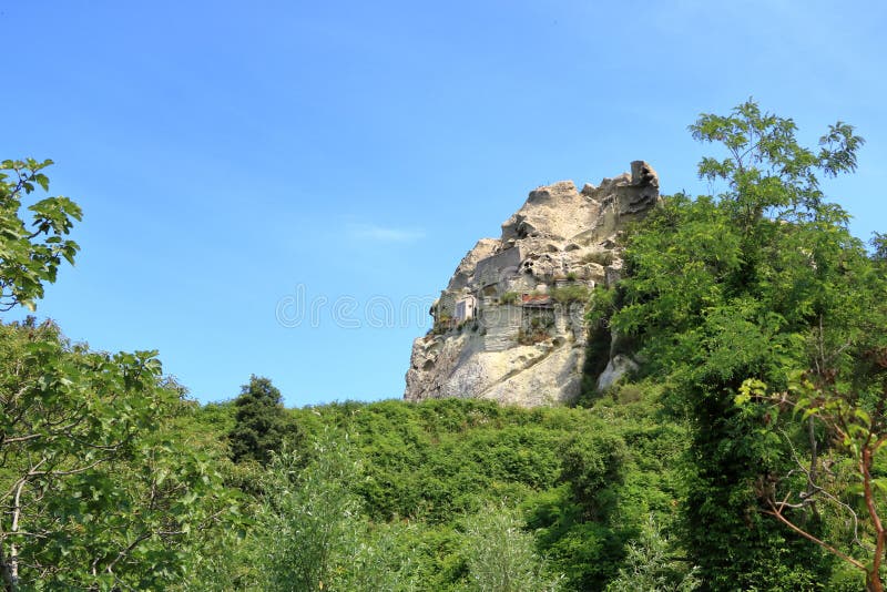 Vyer kring den inaktiva vulkanmonteepomeo vid ischia i Italien arkivfoton
