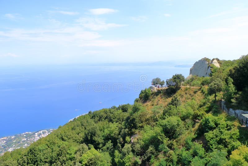 Vyer kring den inaktiva vulkanmonteepomeo vid ischia i Italien royaltyfri fotografi