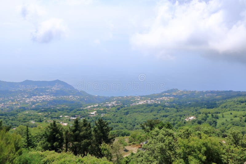 Vyer kring den inaktiva vulkanmonteepomeo vid ischia i Italien arkivbild