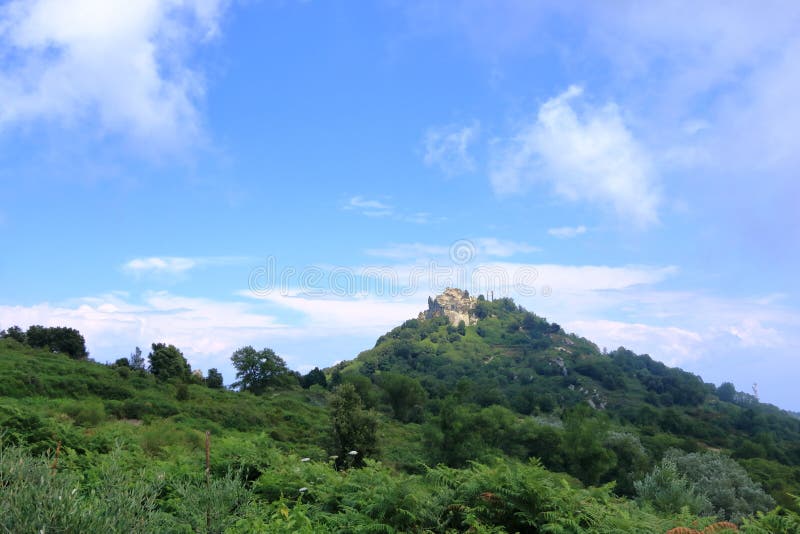 Vyer kring den inaktiva vulkanmonteepomeo vid ischia i Italien arkivbild