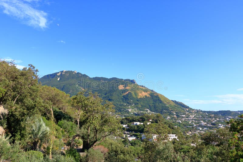 Vyer kring den inaktiva vulkanmonteepomeo vid ischia i Italien royaltyfria bilder