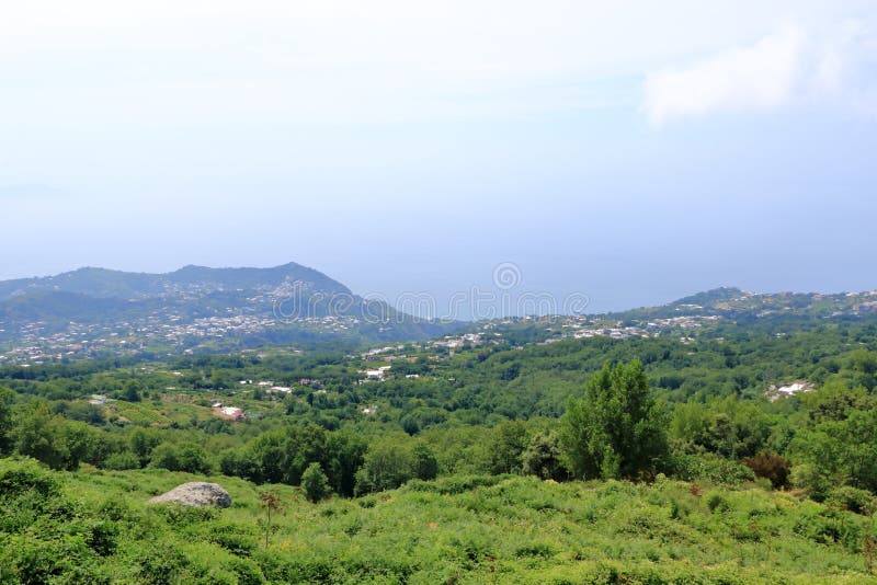 Vyer kring den inaktiva vulkanmonteepomeo vid ischia i Italien arkivfoto