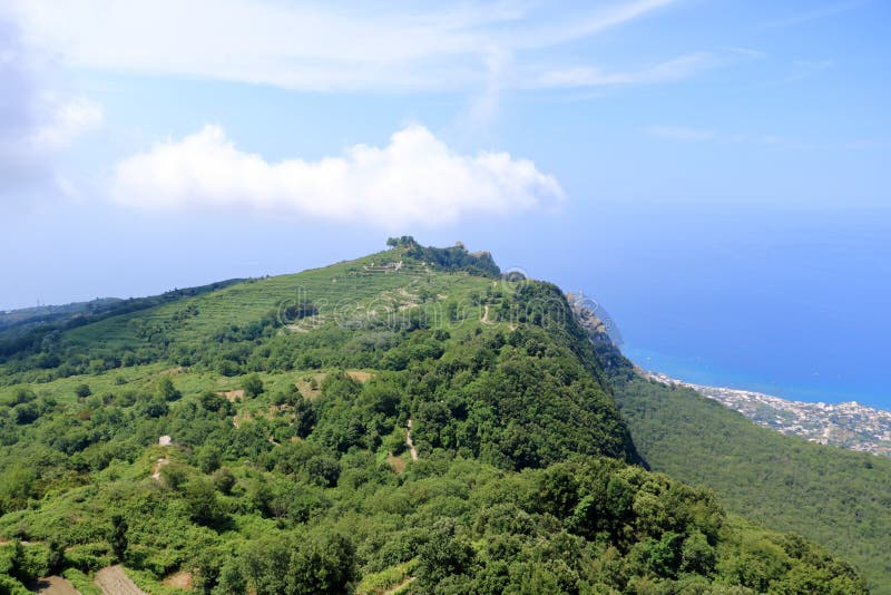 Vyer kring den inaktiva vulkanmonteepomeo vid ischia i Italien royaltyfri foto
