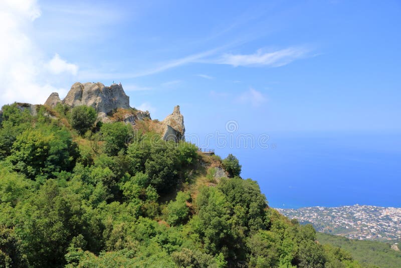 Vyer kring den inaktiva vulkanmonteepomeo vid ischia i Italien arkivbilder
