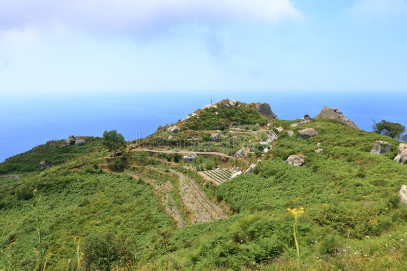 Vyer kring den inaktiva vulkanmonteepomeo vid ischia i Italien royaltyfri fotografi