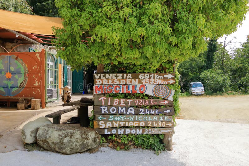 Vyer kring den inaktiva vulkanmonteepomeo vid ischia i Italien royaltyfri foto