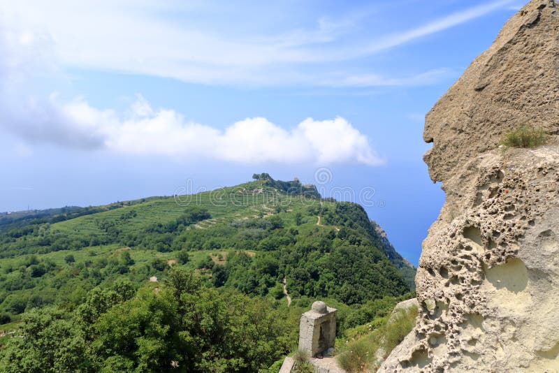 Vyer kring den inaktiva vulkanmonteepomeo vid ischia i Italien royaltyfria bilder