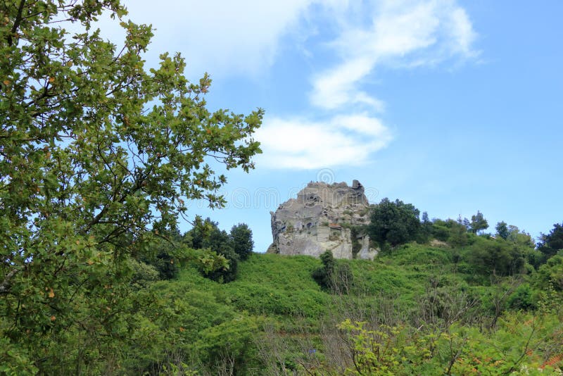 Vyer kring den inaktiva vulkanmonteepomeo vid ischia i Italien fotografering för bildbyråer
