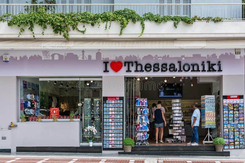 Vykort och souvenir på skärm på en turist shoppar i historisk gammal stad för Thessaloniki ` s royaltyfri fotografi Vykort och souvenir på skärm på en turist shoppar i historisk gammal stad för Thessaloniki ` s royaltyfri fotografi