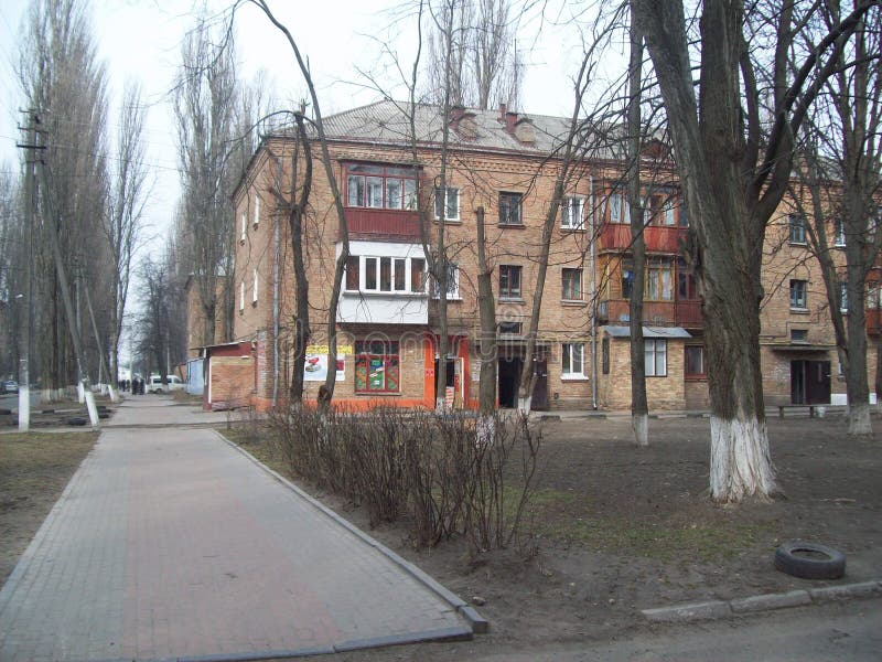 VYSHNEVE, УКРАИНА - 2-ОЕ АПРЕЛЯ 2011 Люди на улицах в городе стоковое изображение VYSHNEVE, УКРАИНА - 2-ОЕ АПРЕЛЯ 2011 Люди на улицах в городе стоковое изображение