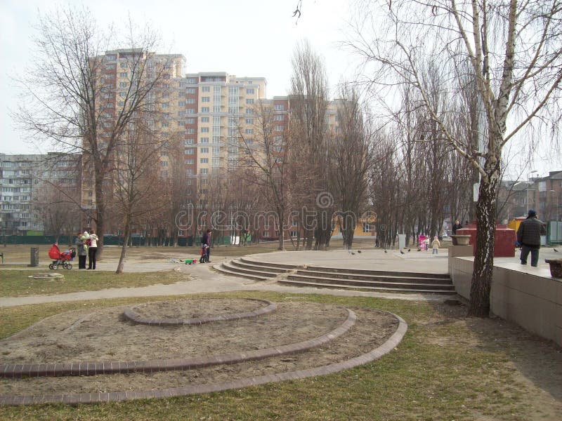 VYSHNEVE, УКРАИНА - 2-ОЕ АПРЕЛЯ 2011 Люди на улицах в городе стоковое фото VYSHNEVE, УКРАИНА - 2-ОЕ АПРЕЛЯ 2011 Люди на улицах в городе стоковое фото
