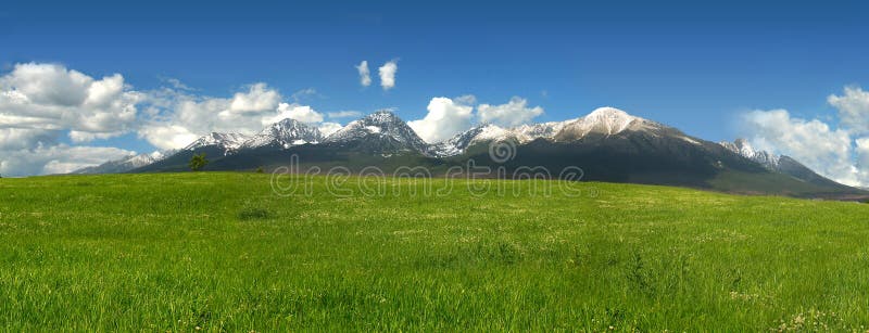 Vysoké (vysoký), slovensko na jar panoramatický.