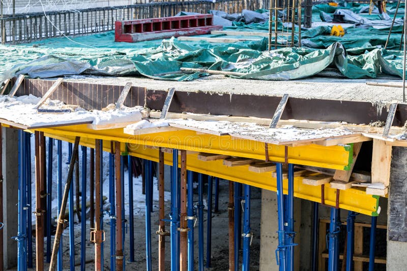 Válvulas que hacen punto para las paredes portadoras Construcción monolítica del marco del edificio Paredes sólidas del hormigón imágenes de archivo libres de regalías Válvulas que hacen punto para las paredes portadoras Construcción monolítica del marco del edificio Paredes sólidas del hormigón imágenes de archivo libres de regalías