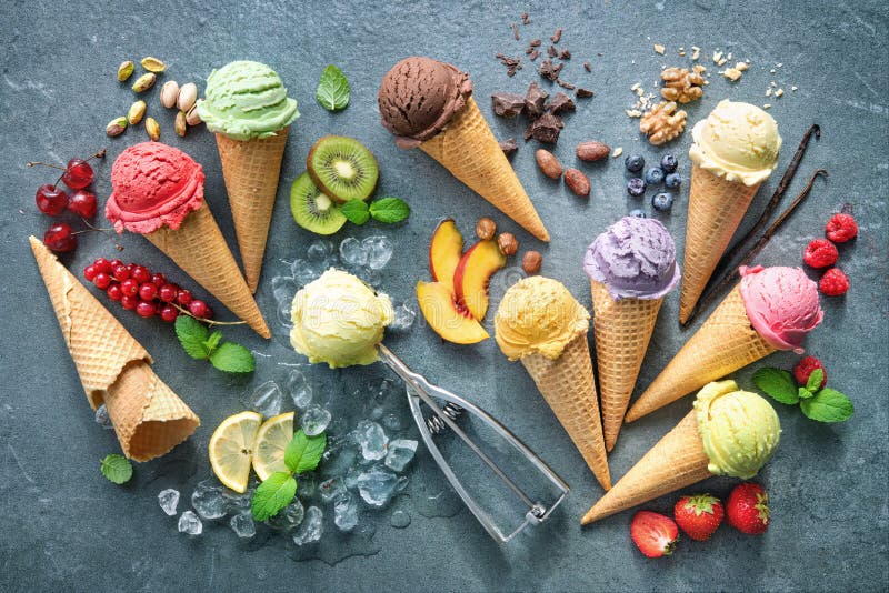 Várias variedades de sorvete em cones