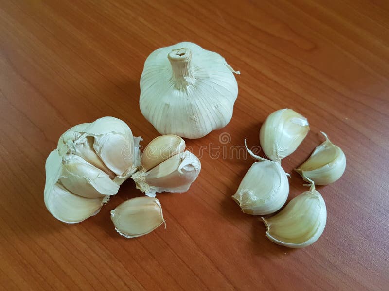 Vário formulário de alho unpeeled imagens de stock royalty free Vário formulário de alho unpeeled imagens de stock royalty free