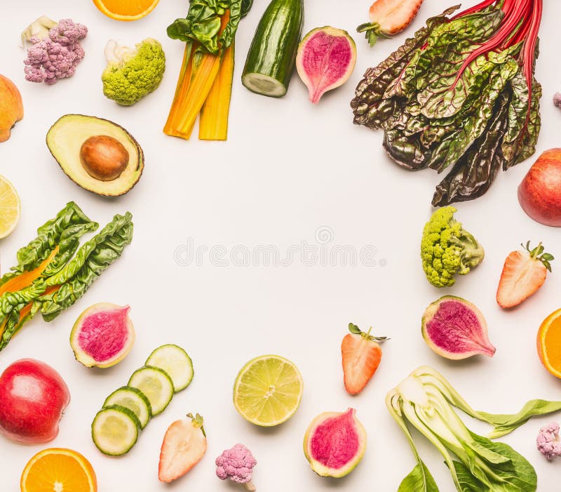 Vário quadro saudável dos ingredientes das frutas e legumes no fundo branco da mesa, vista superior, configuração lisa imagens de stock royalty free Vário quadro saudável dos ingredientes das frutas e legumes no fundo branco da mesa, vista superior, configuração lisa imagens de stock royalty free