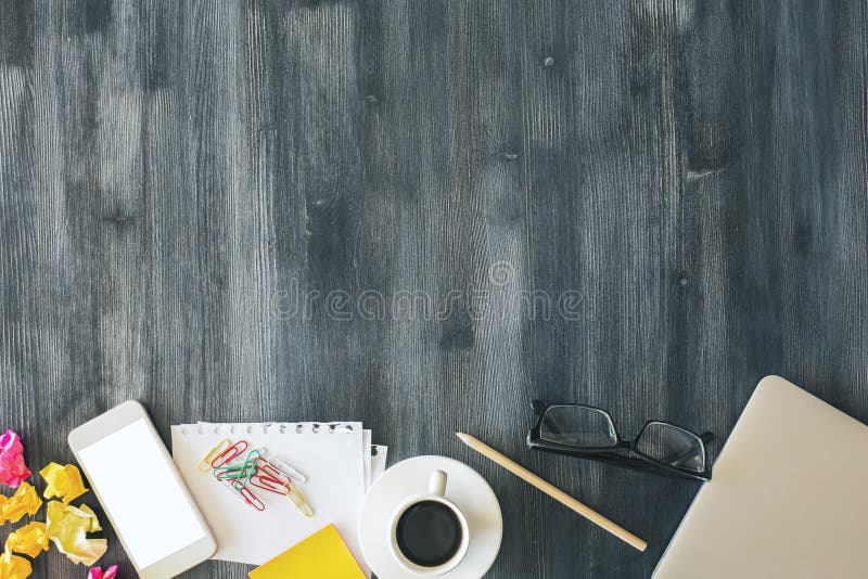 Vários objetos numa secretária de escritório fotos de stock royalty free