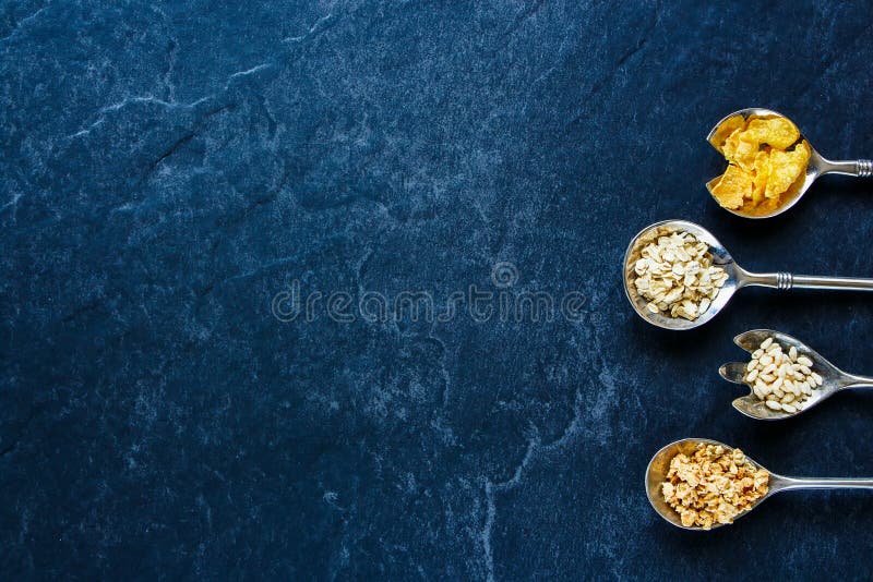 Vários cereais nas colheres imagem de stock royalty free Vários cereais nas colheres imagem de stock royalty free