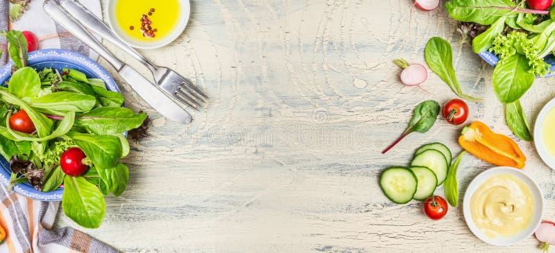 Vários ingredientes orgânicos verdes da salada no fundo rústico claro, vista superior, bandeira imagens de stock royalty free Vários ingredientes orgânicos verdes da salada no fundo rústico claro, vista superior, bandeira imagens de stock royalty free