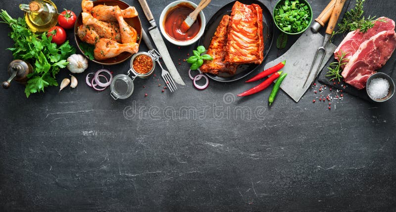 Vários tipos da grade e das carnes do BBQ com os utensílios da cozinha e do carniceiro do vintage imagens de stock Vários tipos da grade e das carnes do BBQ com os utensílios da cozinha e do carniceiro do vintage imagens de stock