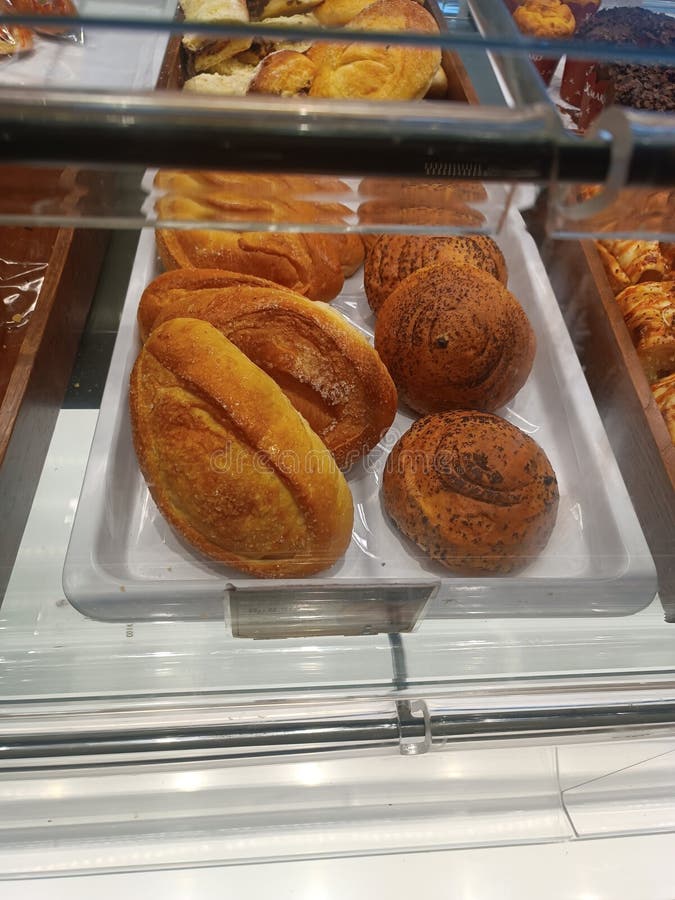 Vários tipos de sabores de pão, doces, salgados e saborosos fotos de stock