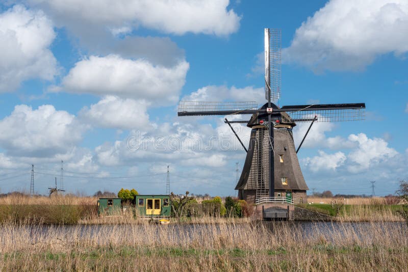 Väderkvarn i Kinderdijk nära Rotterdam Nederländerna arkivbild Väderkvarn i Kinderdijk nära Rotterdam Nederländerna arkivbild