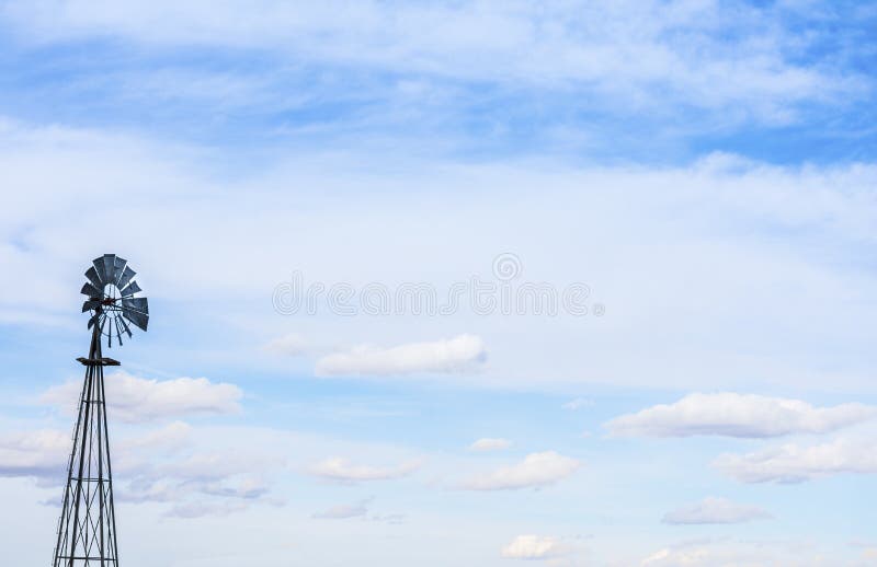 Väderkvarn mot blå molnig himmel arkivbild Väderkvarn mot blå molnig himmel arkivbild