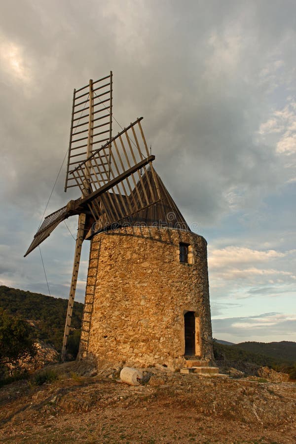 Väderkvarn nästan Ramatuelle, Provence, Frankrike royaltyfri foto Väderkvarn nästan Ramatuelle, Provence, Frankrike royaltyfri foto