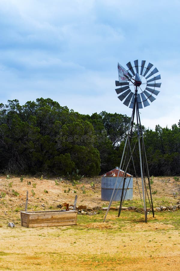 Väderkvarn på Willow City Loop Road, Texas arkivfoto Väderkvarn på Willow City Loop Road, Texas arkivfoto
