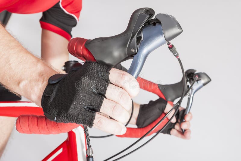 Väg som cyklar sportidéer och begrepp Closeup av idrottsman nen Hands i handskar som rymmer dubbelkontrollspakar royaltyfri fotografi Väg som cyklar sportidéer och begrepp Closeup av idrottsman nen Hands i handskar som rymmer dubbelkontrollspakar royaltyfri fotografi
