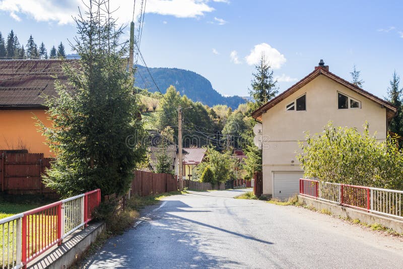 Vägbortgången till och med byn på foten av de Carpathian bergen nära staden av kli i Rumänien royaltyfria foton Vägbortgången till och med byn på foten av de Carpathian bergen nära staden av kli i Rumänien royaltyfria foton