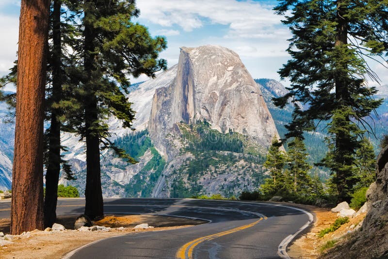 Vägen som leder till glaciärpunkt i den Yosemite nationalparken, Cal royaltyfria bilder Vägen som leder till glaciärpunkt i den Yosemite nationalparken, Cal royaltyfria bilder