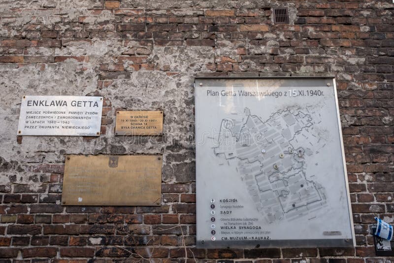 Vägg av den historiska judiska gettot i Warszawa Polen och att visa plattor och översikten av gettot på väggen royaltyfria bilder Vägg av den historiska judiska gettot i Warszawa Polen och att visa plattor och översikten av gettot på väggen royaltyfria bilder