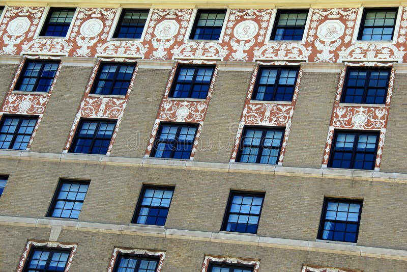 Vägg av fönster med invecklade carvings runt om övreraderna