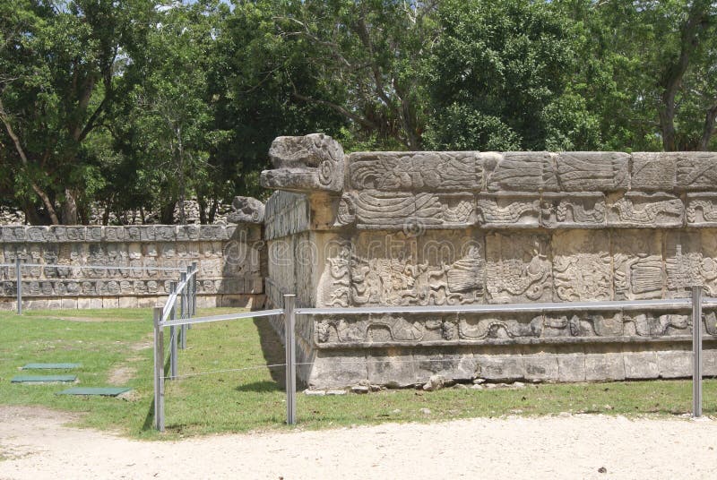 Vägg av skallar tzompantli i Chichen Itza, Mexico arkivfoto Vägg av skallar tzompantli i Chichen Itza, Mexico arkivfoto