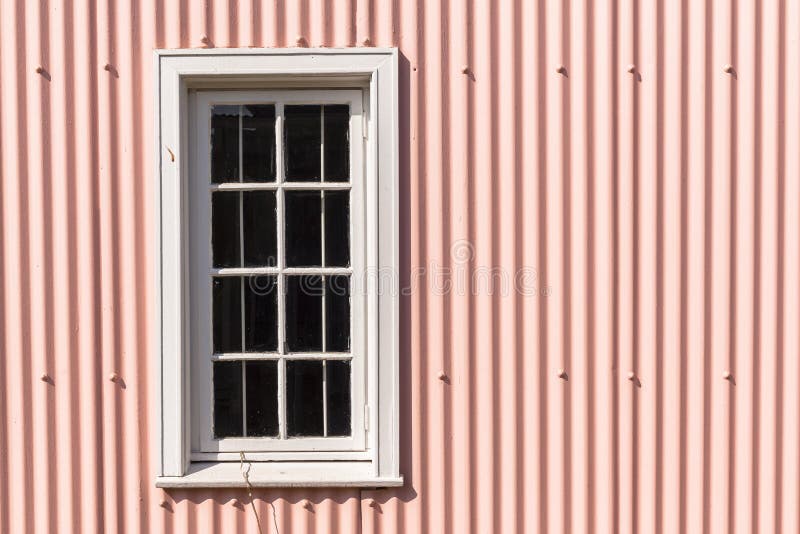 Vägg för metall för rosa färger för fönsterram royaltyfria foton
