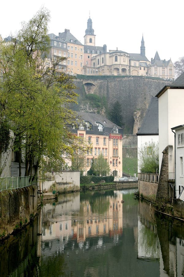 vägg för town för alzettestadsluxembourg flod fotografering för bildbyråer vägg för town för alzettestadsluxembourg flod fotografering för bildbyråer