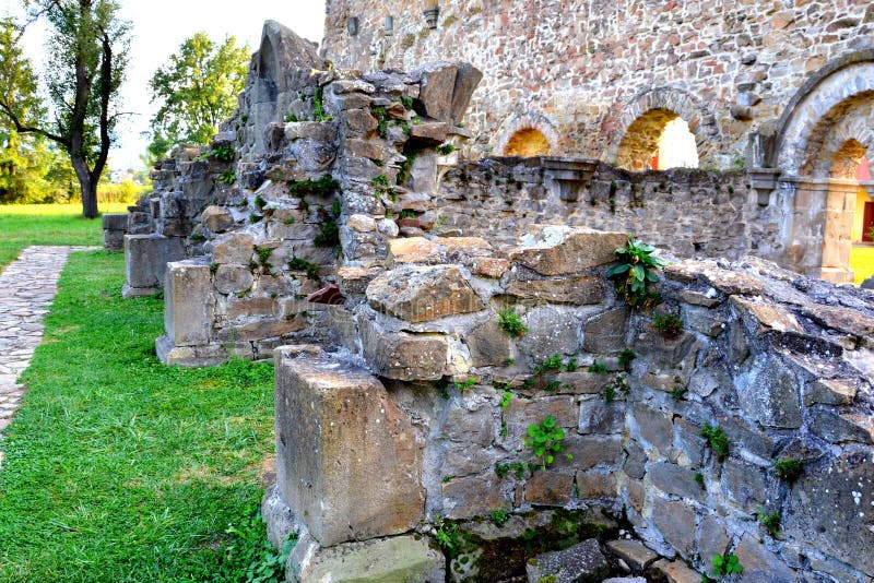 väggar Fördärvar av medeltida cistercian abbotskloster i Transylvania , Rumänien arkivfoton väggar Fördärvar av medeltida cistercian abbotskloster i Transylvania , Rumänien arkivfoton