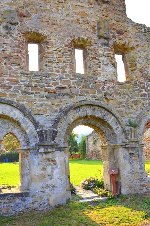 väggar Fördärvar av medeltida cistercian abbotskloster i Transylvania , Rumänien royaltyfri foto väggar Fördärvar av medeltida cistercian abbotskloster i Transylvania , Rumänien royaltyfri foto
