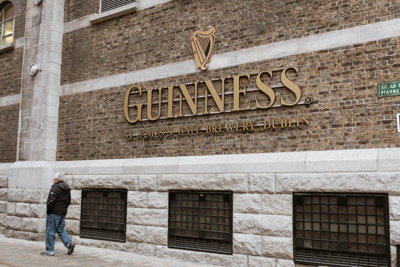Väggdetalj på det Guinness magasinet, bryggerierfarenheten som berättar sagan av berömt öl för Irland ` s på porten för St James royaltyfri foto