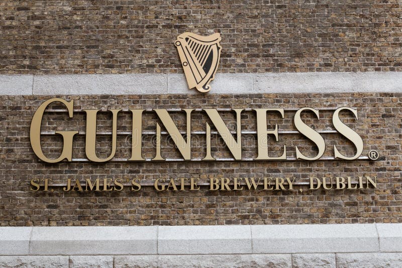 Väggdetalj på det Guinness magasinet, bryggerierfarenheten som berättar sagan av berömt öl för Irland ` s på porten för St James royaltyfri bild