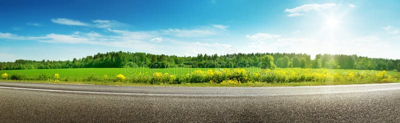 Vägpanorama på solig vårdag fotografering för bildbyråer Vägpanorama på solig vårdag fotografering för bildbyråer