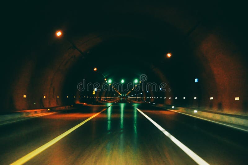 Vägtunnel med ljus på fotografering för bildbyråer Vägtunnel med ljus på fotografering för bildbyråer