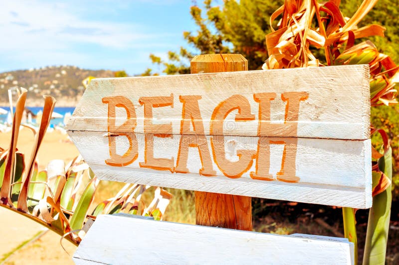 Vägvisare som pekar till stranden i den Ibiza ön, Spanien, med en fi royaltyfri bild Vägvisare som pekar till stranden i den Ibiza ön, Spanien, med en fi royaltyfri bild