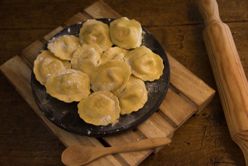 Välfylld pasta med laxen och ost på en svartstenplatta arkivbilder Välfylld pasta med laxen och ost på en svartstenplatta arkivbilder