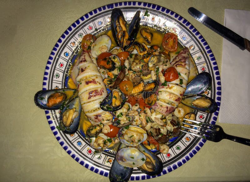 Välfyllda tioarmade bläckfiskar med den cous cous traditionella Sicilien maträtten royaltyfri foto Välfyllda tioarmade bläckfiskar med den cous cous traditionella Sicilien maträtten royaltyfri foto