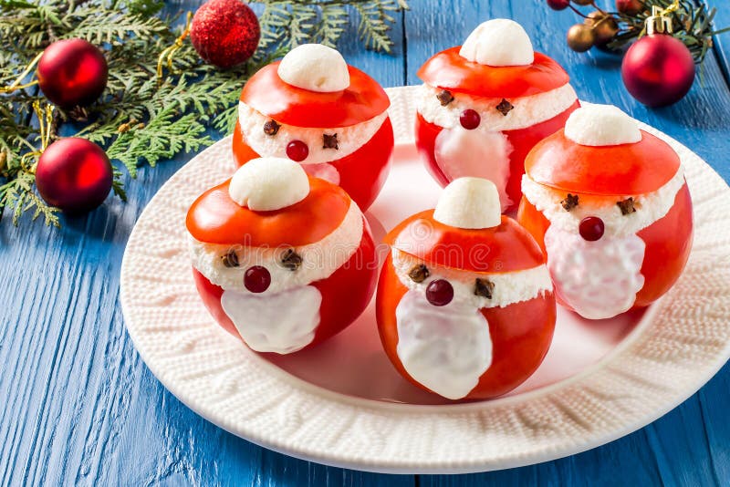 Välfyllda tomater i form av Santa Claus för jul royaltyfria foton Välfyllda tomater i form av Santa Claus för jul royaltyfria foton