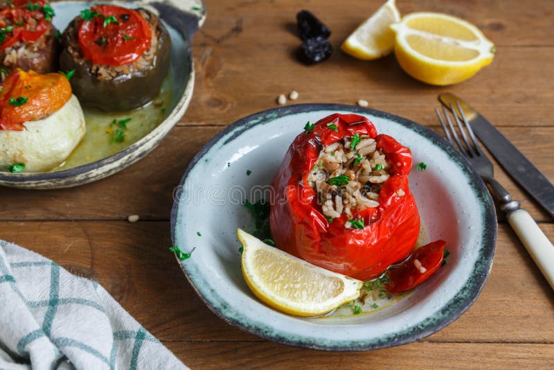 Välfyllda tomater och peppar, en traditionell platta i Grekland royaltyfria foton Välfyllda tomater och peppar, en traditionell platta i Grekland royaltyfria foton