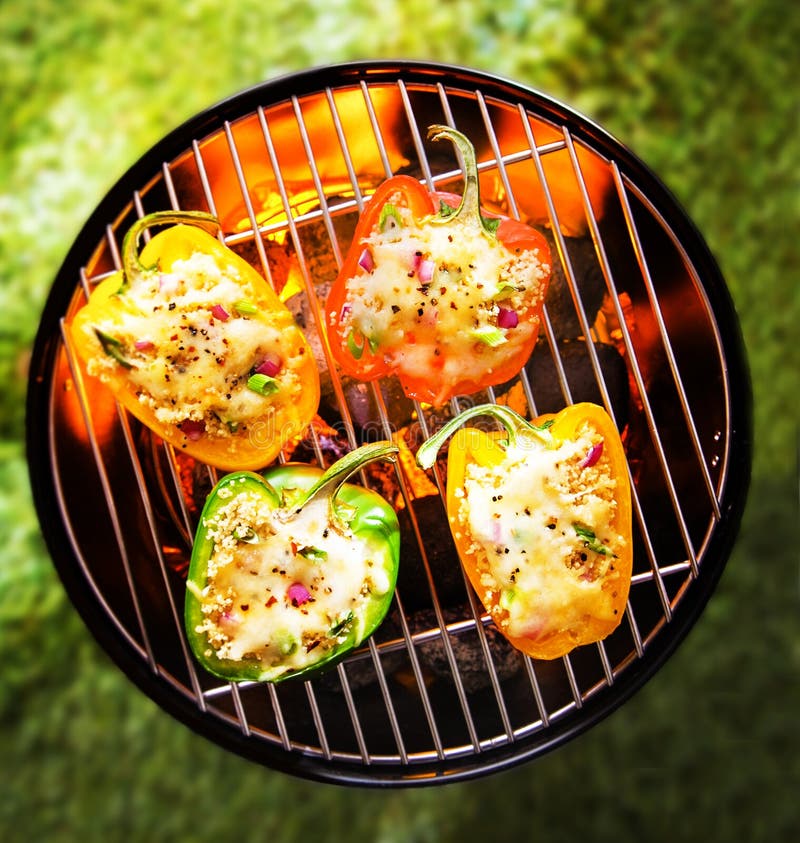 Välfyllda veggy spanska peppar som grillar på en BBQ royaltyfri bild Välfyllda veggy spanska peppar som grillar på en BBQ royaltyfri bild