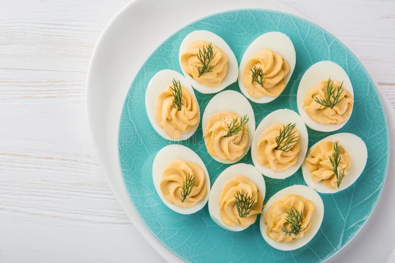 Välfyllda ägg på blåttplattan för den easter tabellen arkivfoto